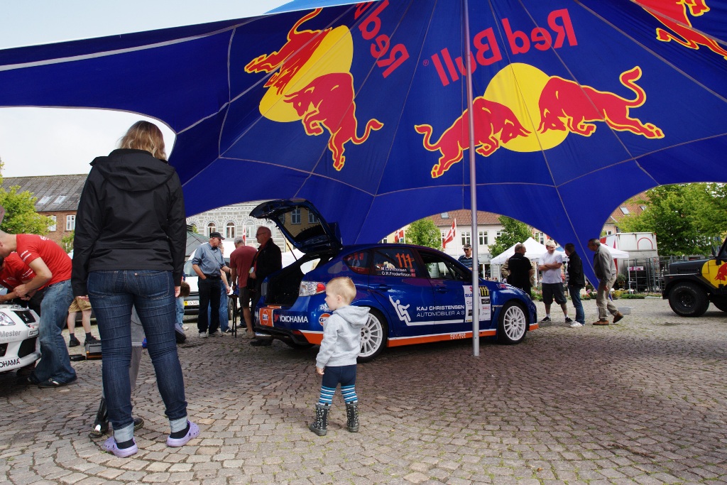 På Stændertorvet kan små og store komme helt tæt på de rallybiler, som deltager i Tegee-Dan Rally
(Foto: Johnny Pedersen)
